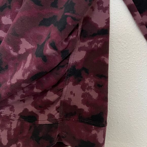 Isabel Maternity Womens Burgundy Camo Crew Neck Sweatshirt Size S Ruched Sides - Picture 6 of 7